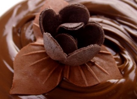 Як зробити їстівні прикраси з шоколаду?